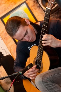 Levi gitározik